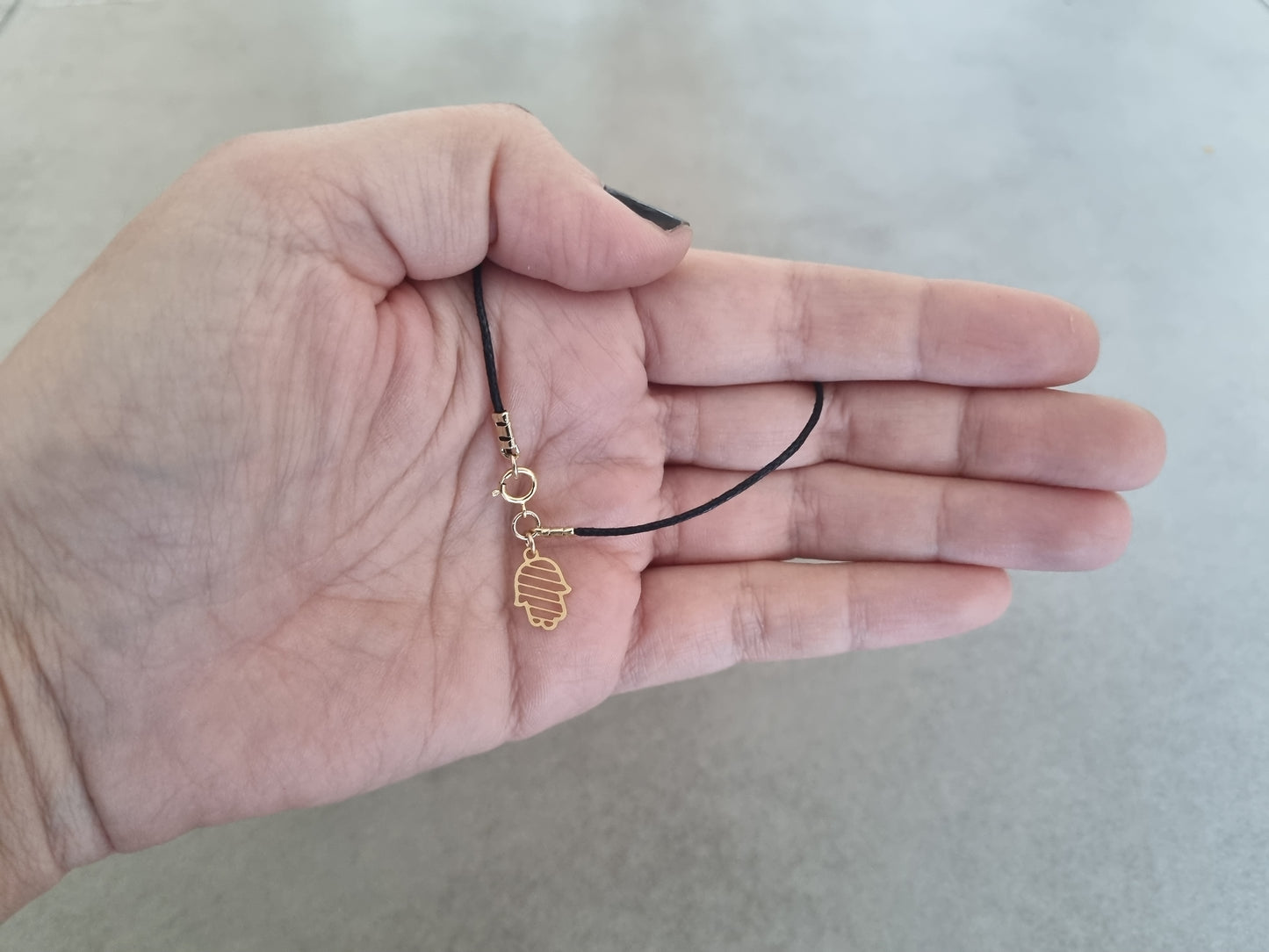 צמיד חוט דק עם חמסה קטנה