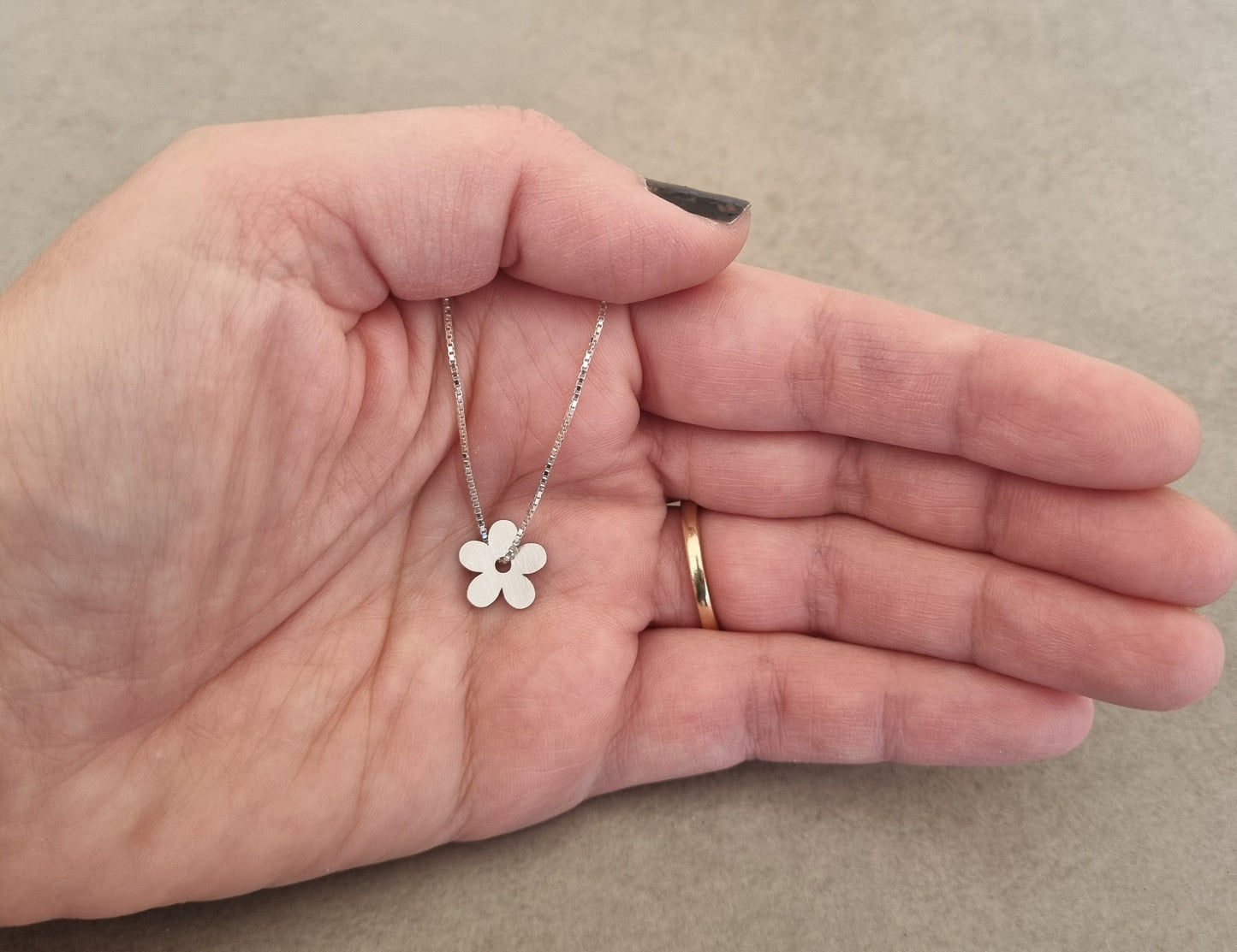 שרשרת כסף עם תליון פרח קטן