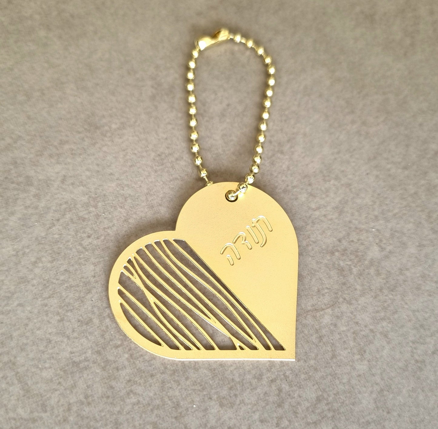 מחזיק מפתחות לב עם חריטה ״תודה״ בציפוי זהב לגננת