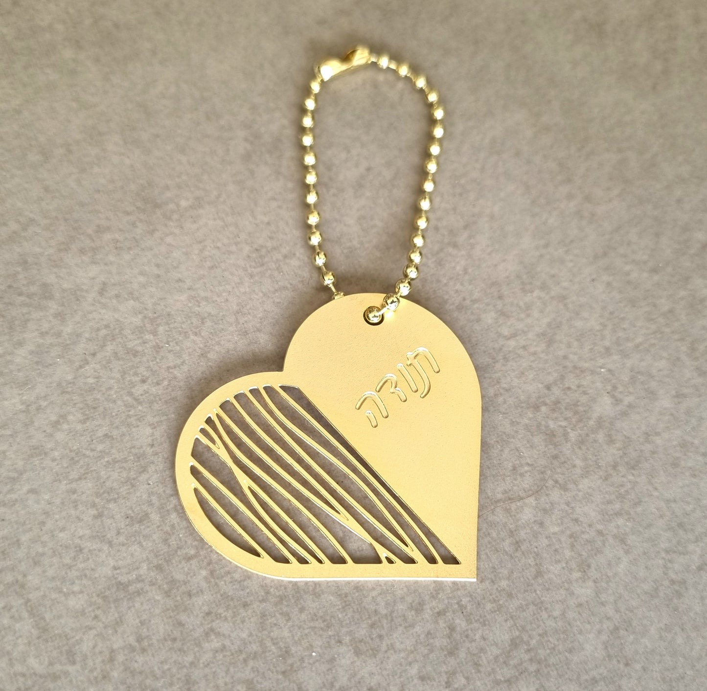 שלישיית מחזיקי מפתחות לב עם חריטה ״תודה״ בציפוי זהב מתנה לגננת