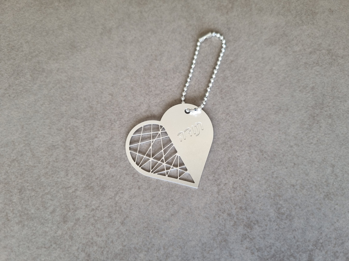 שלישיית מחזיקי מפתחות לב עם חריטה ״תודה״ בציפוי כסף מתנה לגננת