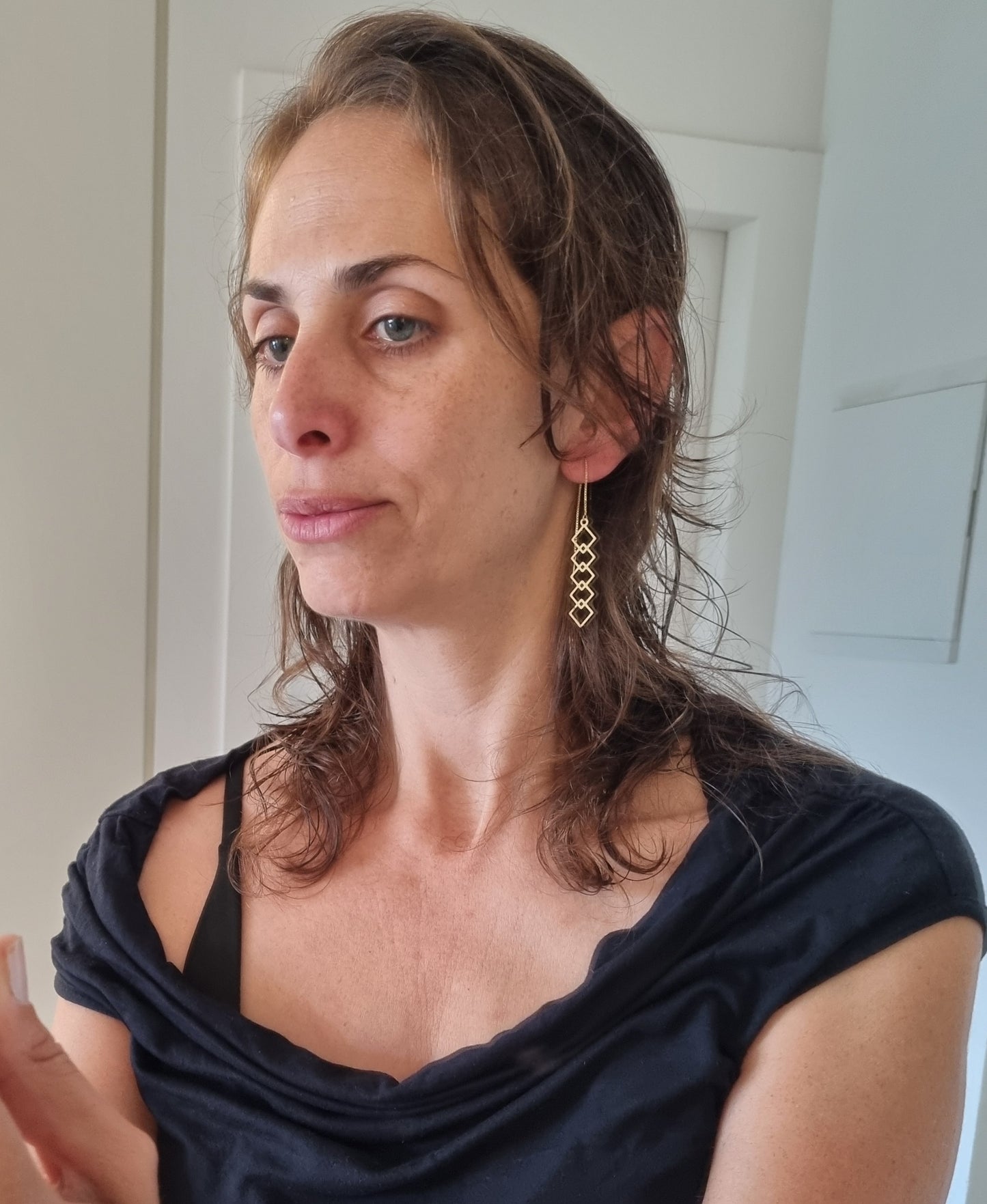 עגילים ארוכים עם מעויינים זהב