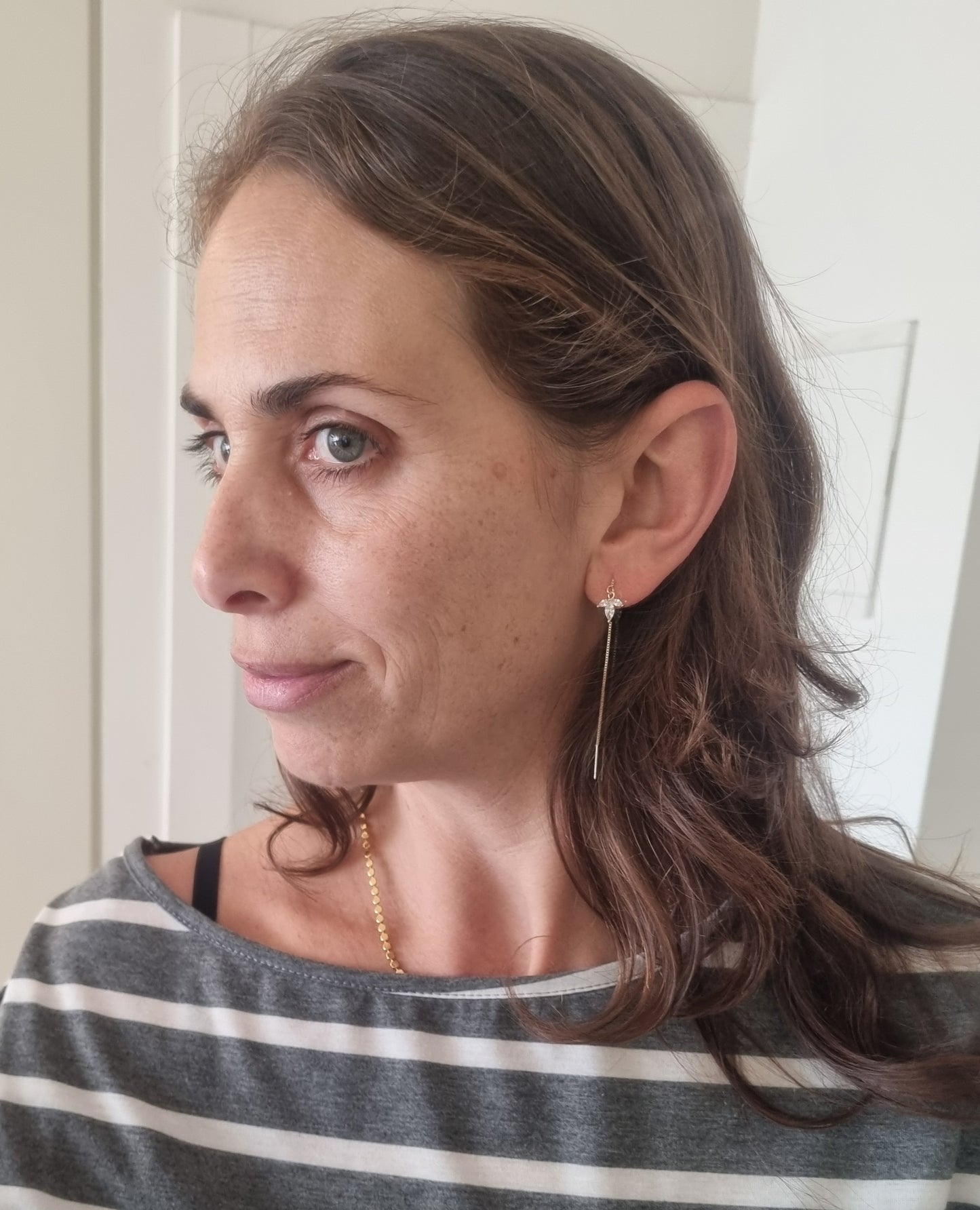 עגילי שרשרת עם אבן לוטוס