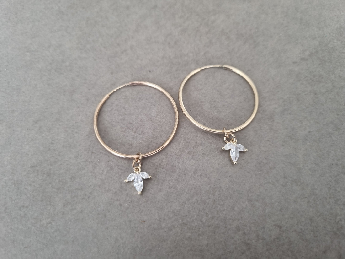 עגילי חישוק עם זרקון פרח עדין