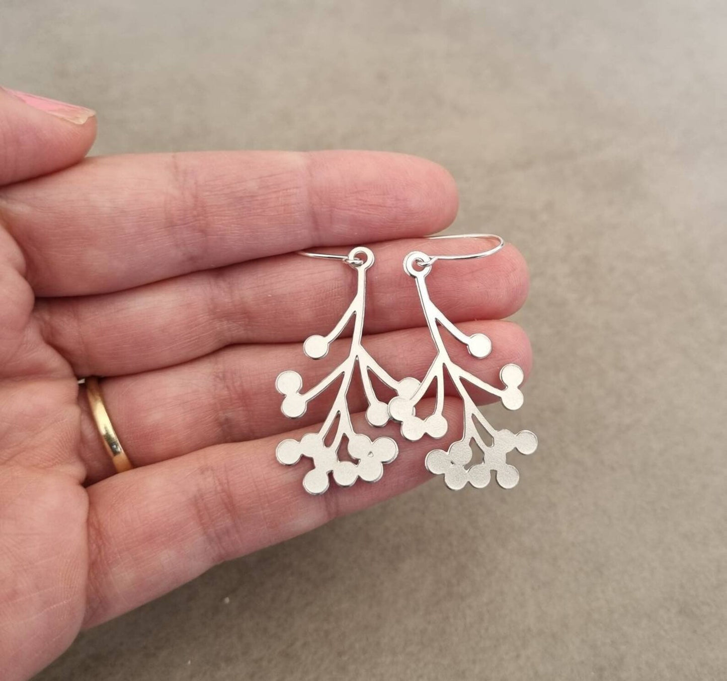 עגילים תלויים מכסף ענף עץ עדין