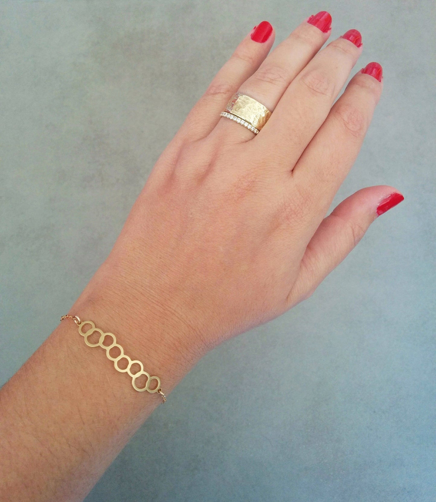 צמיד עדין לנערה