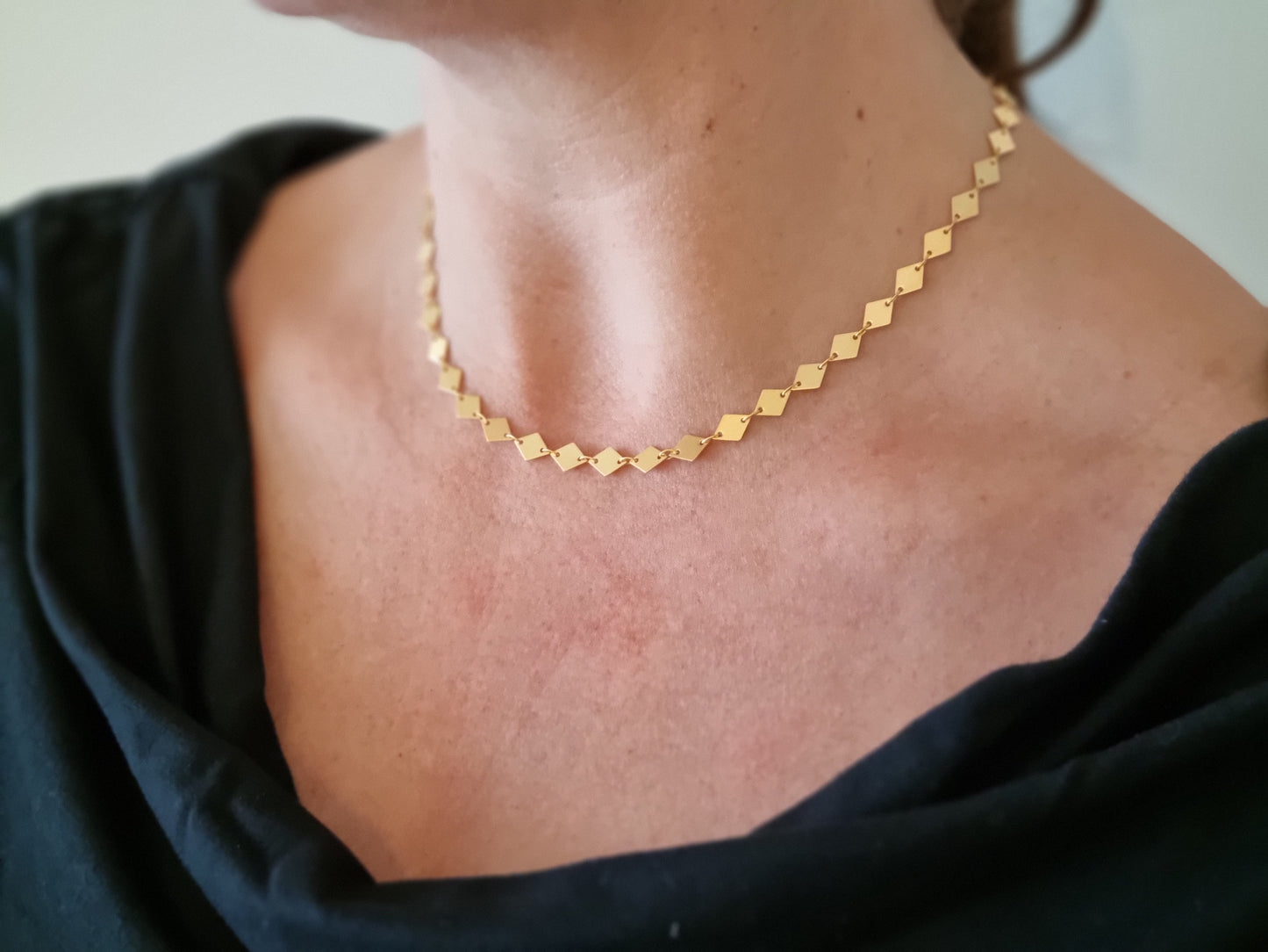 שרשרת קצרה מעויינים קטנים