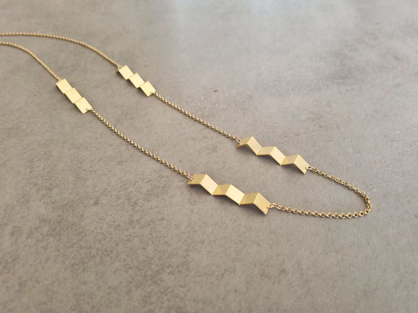 שרשרת זיגזג ארוכה לאישה