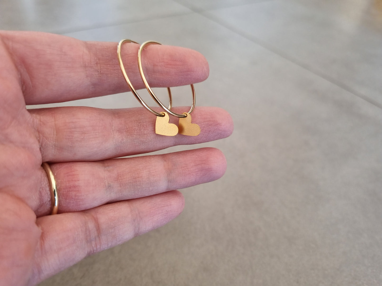 עגילי חישוק גולדפילד עם לב קטן