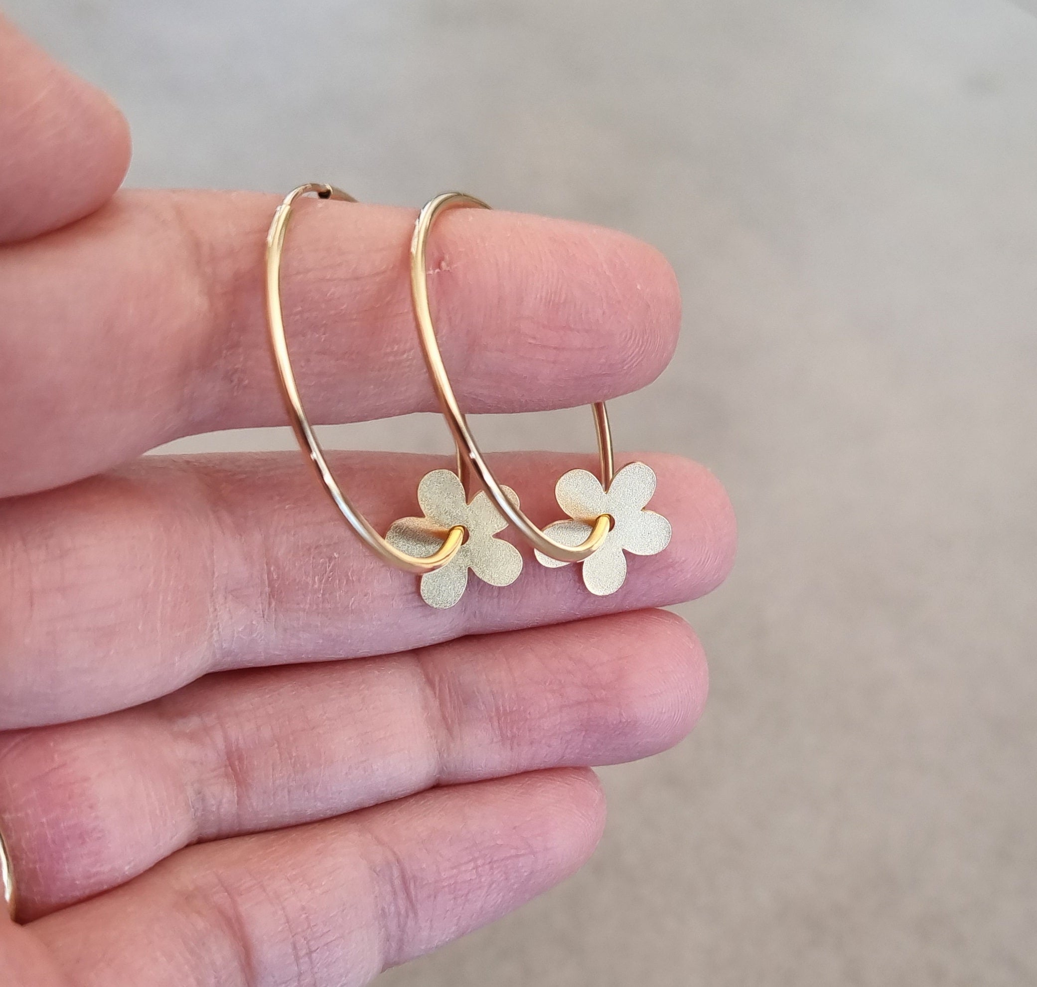 עגילי חישוק גולדפילד עם פרח – Hila Assa Jewelry