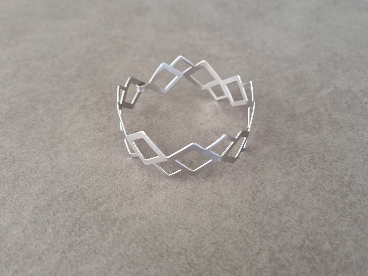 צמיד גיאומטרי מעויינים עדין