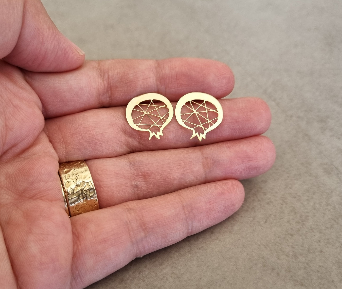 עגילי רימון צמודים