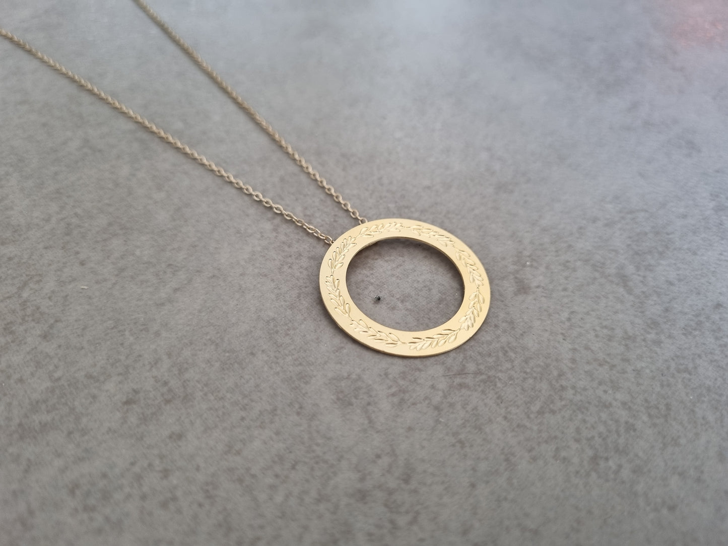 שרשרת זהב לאישה | תליון חישוק עם עלים