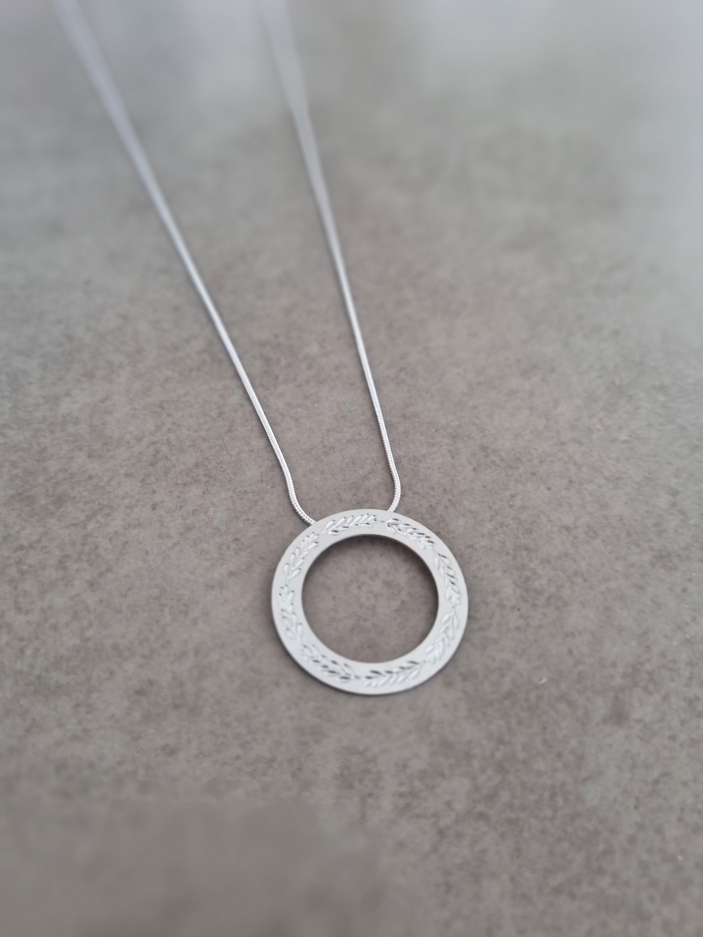 שרשרת לאישה | תליון חישוק עם עלים כסף