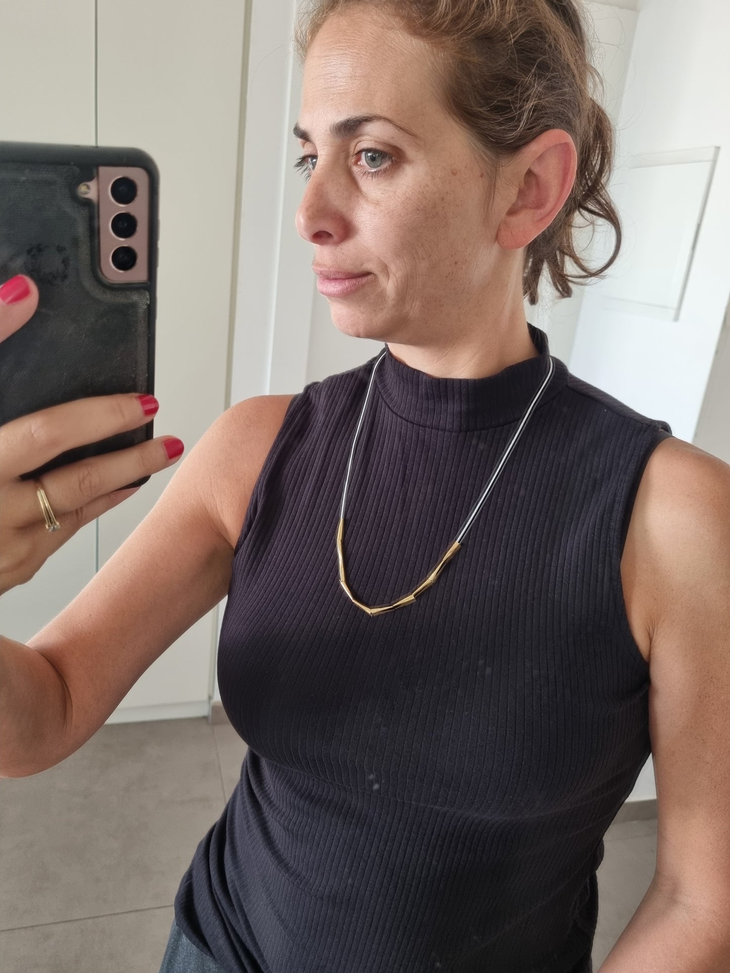 שרשרת צינורות זהב על שרשרת כסף