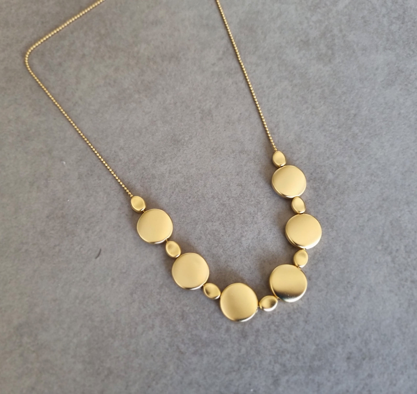 שרשרת אבנים קצרה מזהב קטן גדול