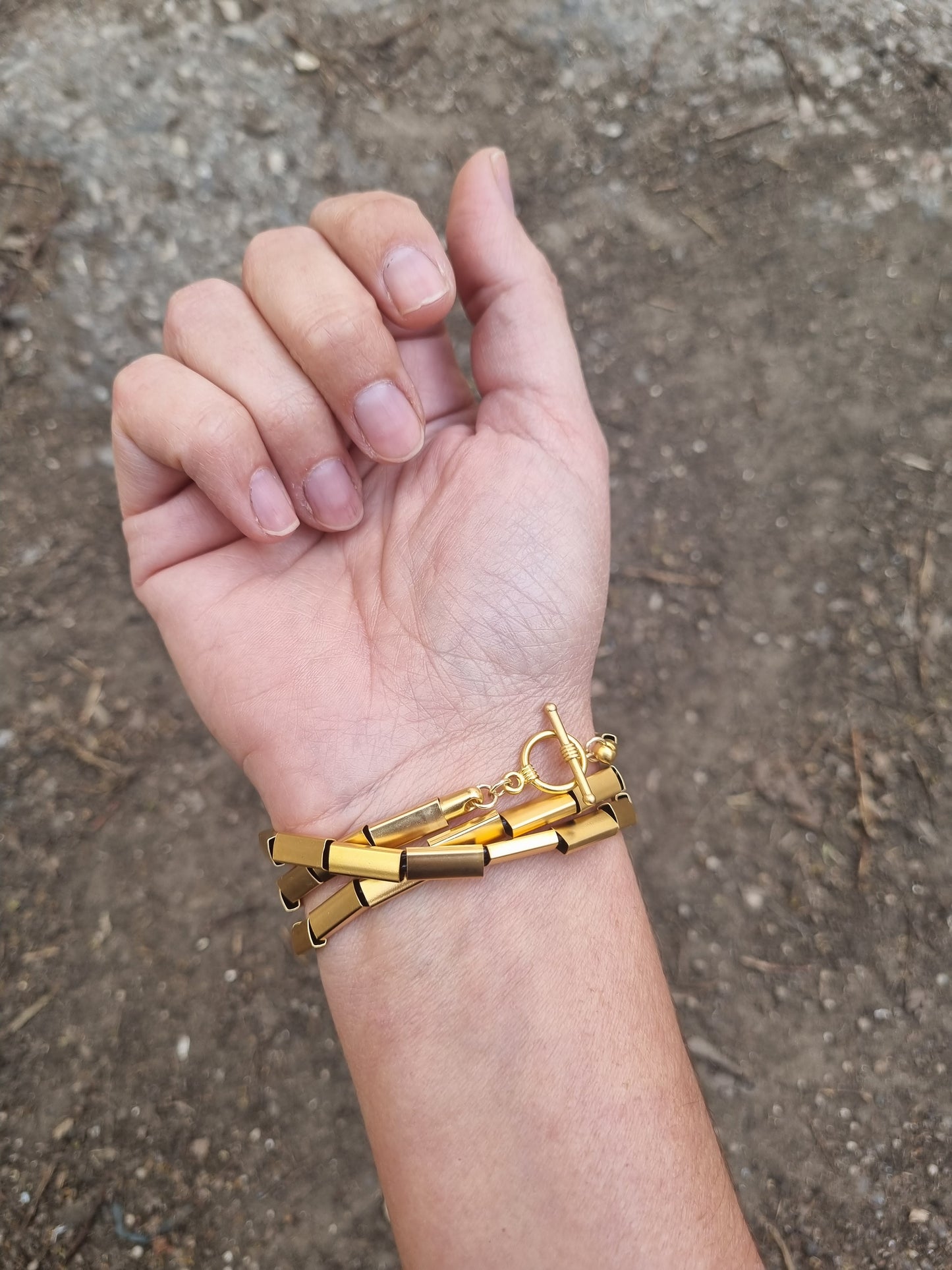 צמיד צינורות ציפוי זהב מלופף עם סגירה מהודרת