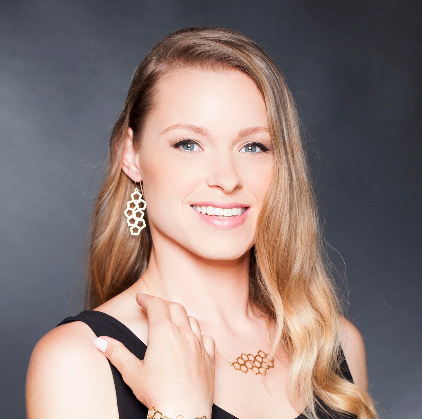 סט תכשיטים מזהב | סט גיאומטרי שרשרת ועגילים