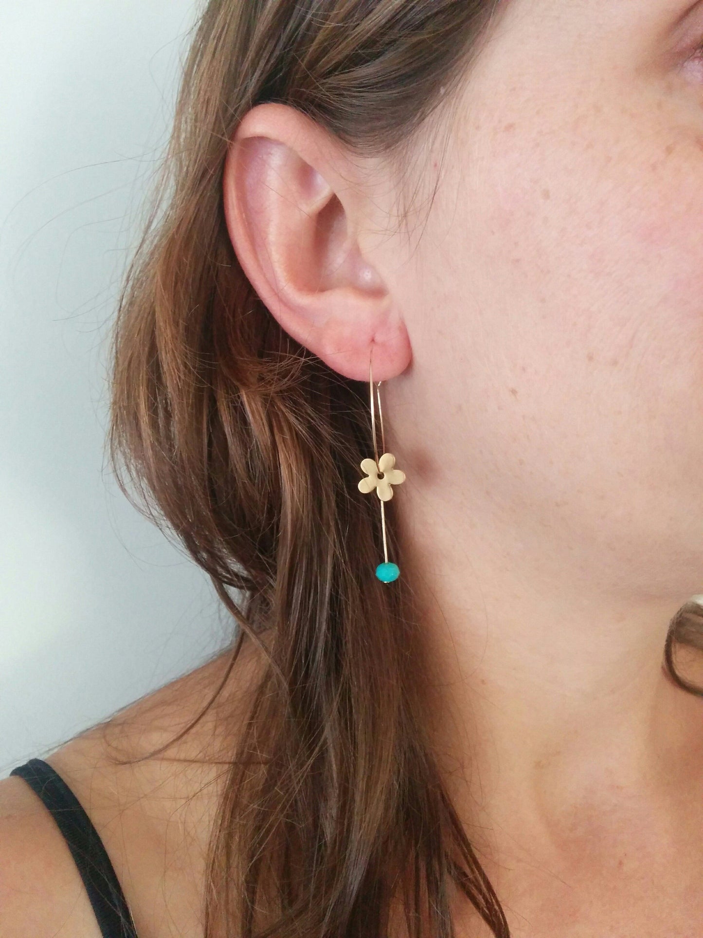 עגילי חישוק זהב עם פרח ואבן