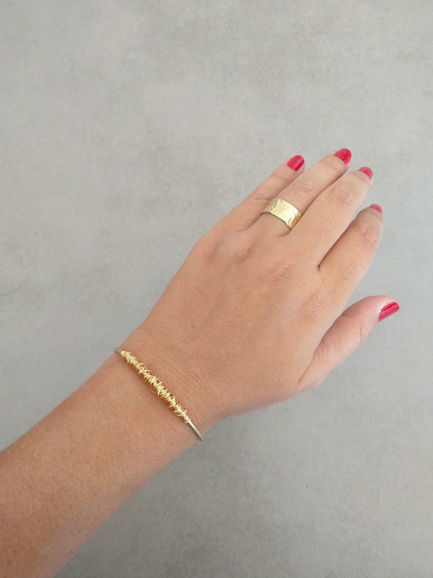 צמיד זהב עדין | צמיד ספירלה זהב דק