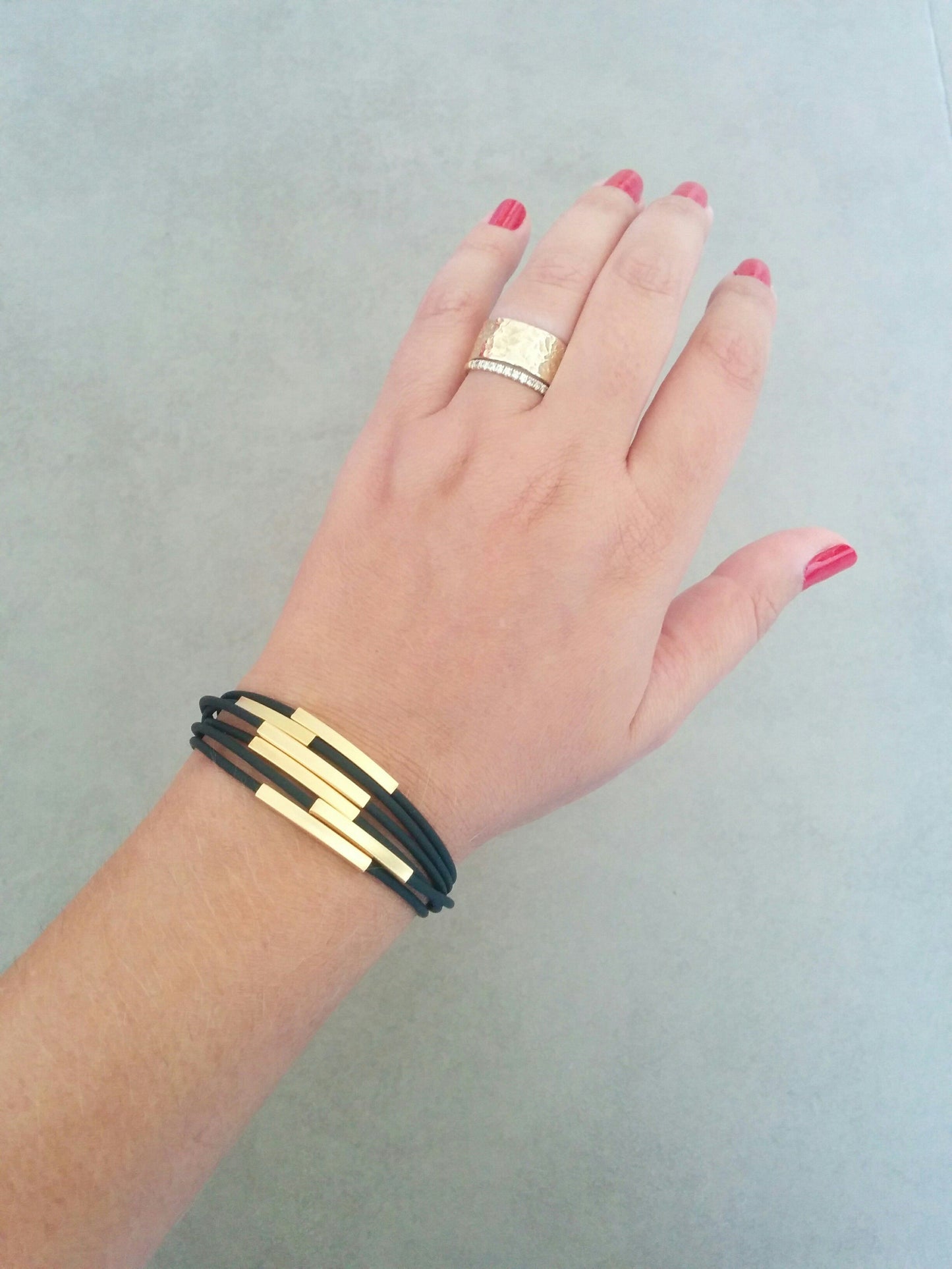 צמיד חוטי עור וזהב