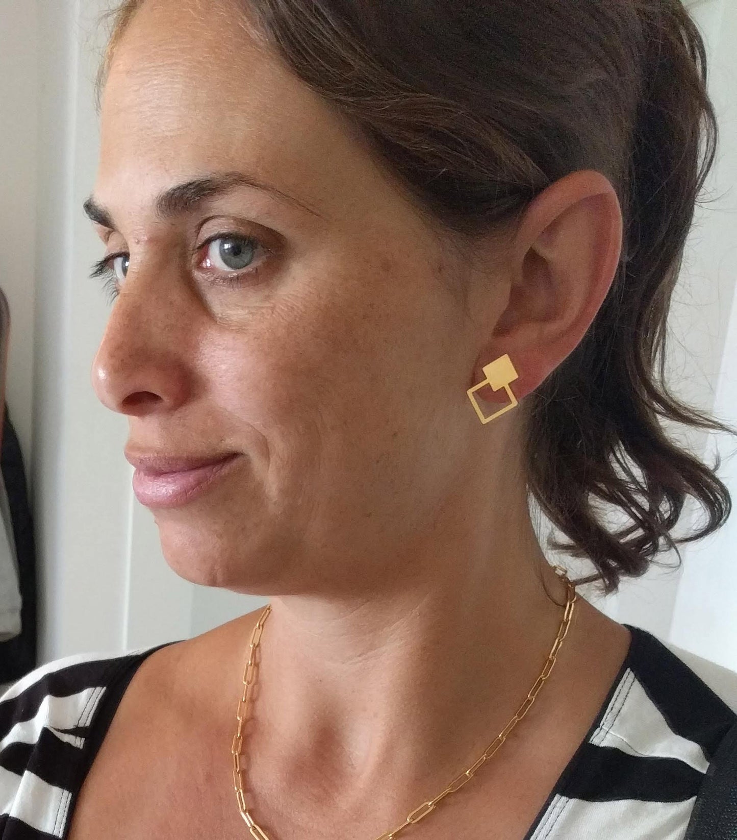 עגילים צמודים | עגילים גיאומטריים מעויין קטן