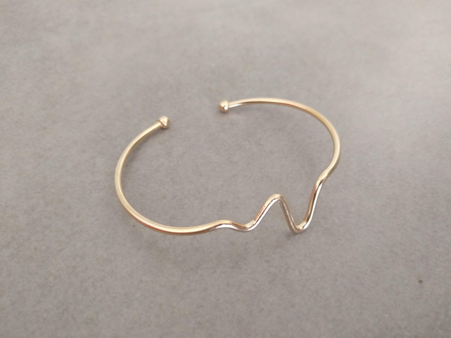 צמיד זהב עדין | צמיד חוט זהב לאישה