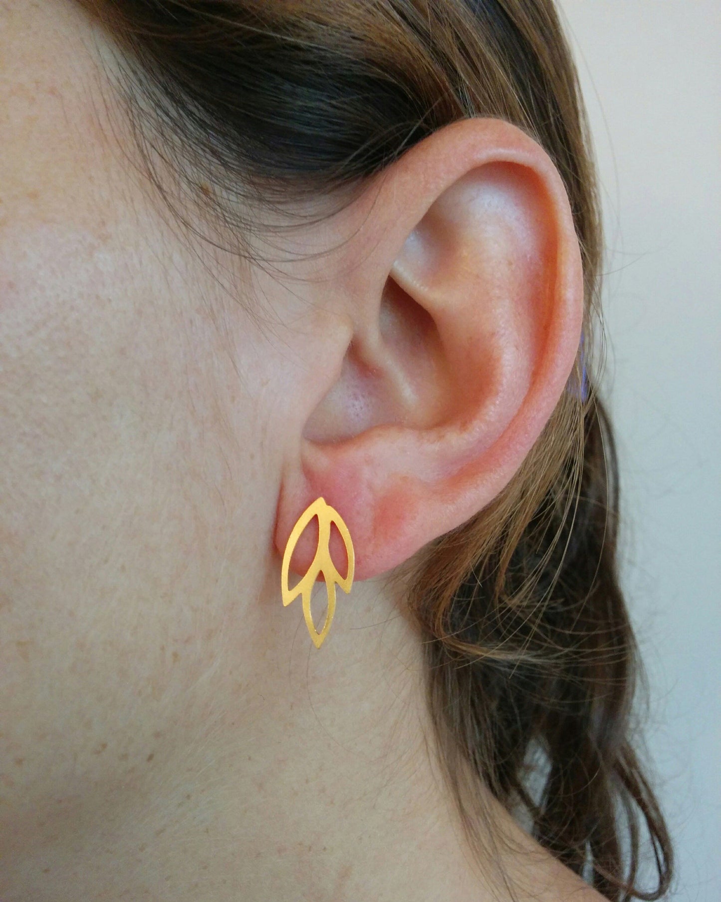 עגילים צמודים מזהב | עגילי עלים לאישה