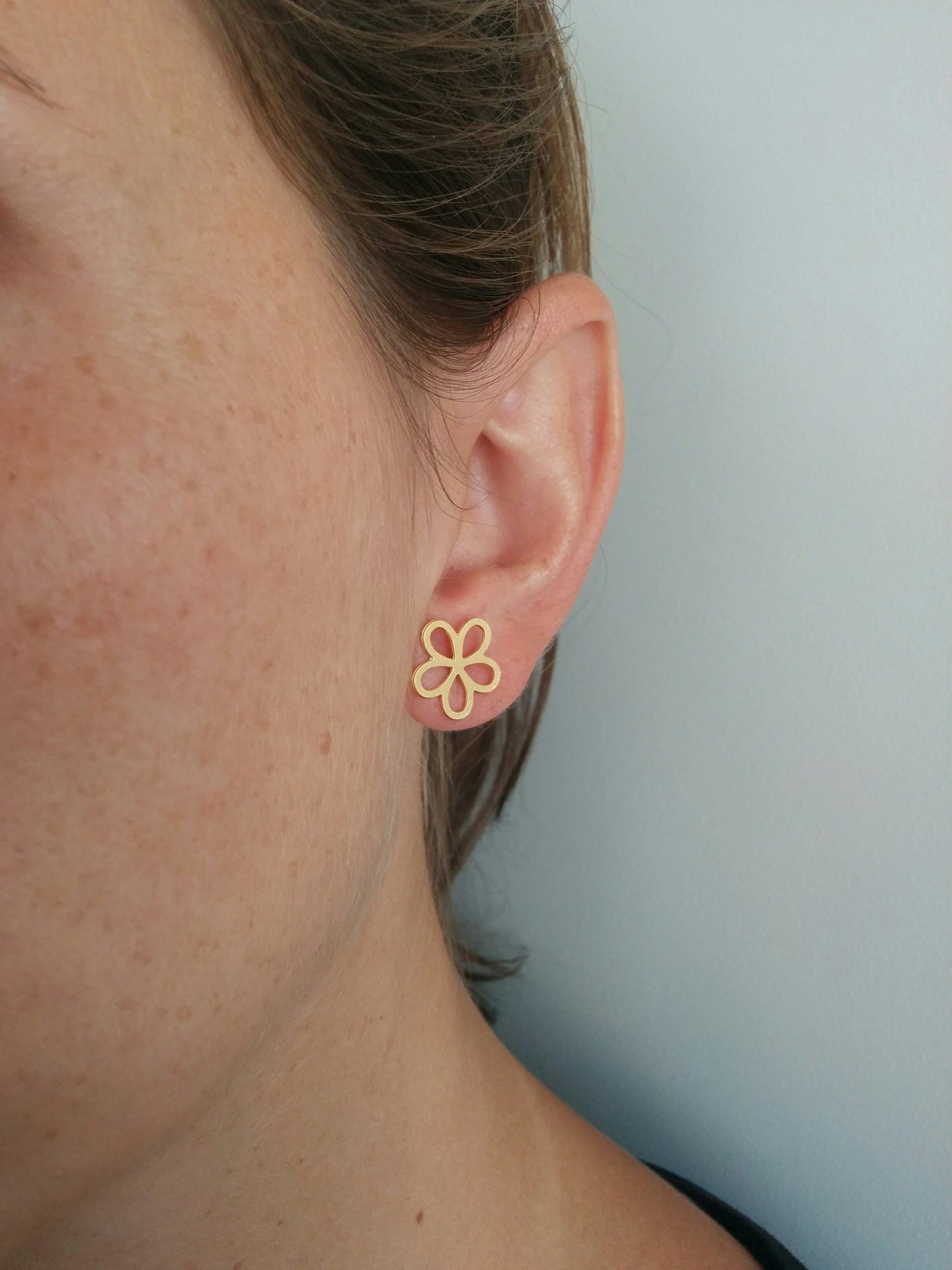 עגילים צמודים מזהב | עגילי פרח