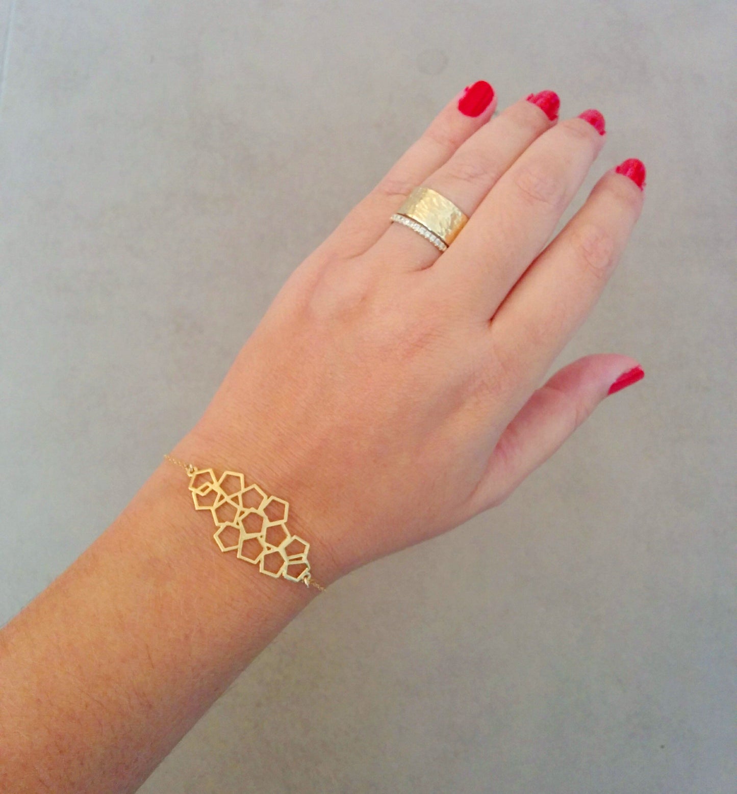 צמיד גיאומטרי על שרשרת עדינה