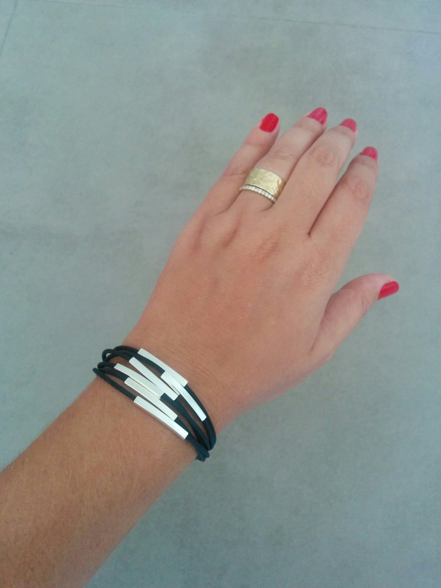 צמיד חוטים עור וכסף