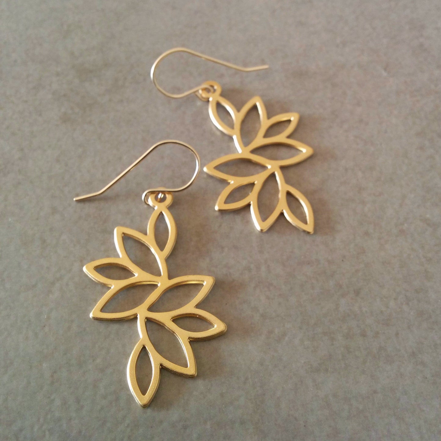 עגילי זהב עלים