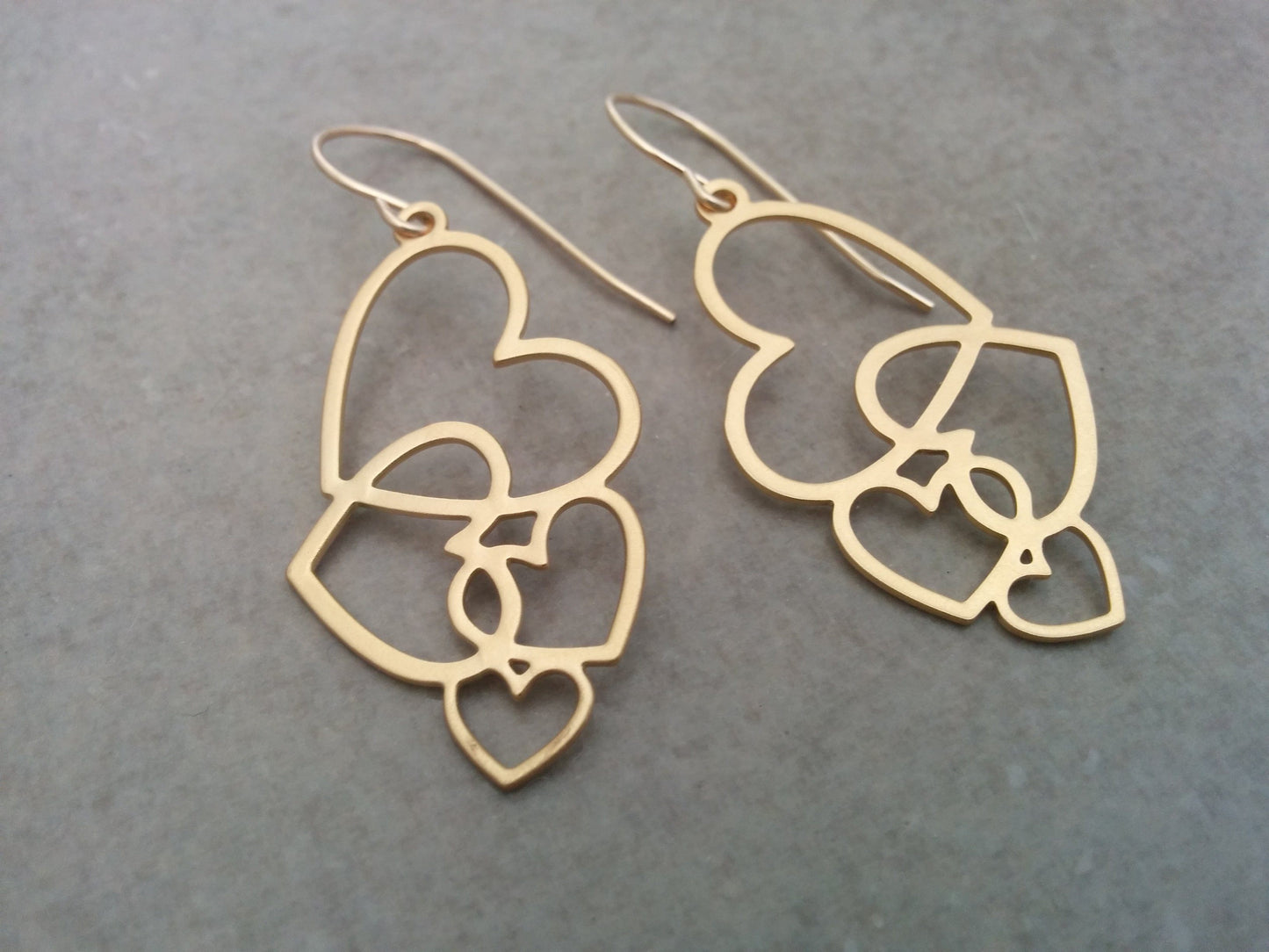 עגילי לבבות זהב