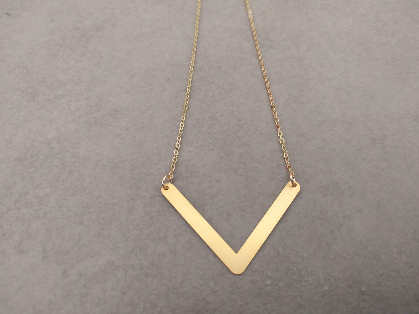 שרשרת גולדפילד עם תליון משולש וי