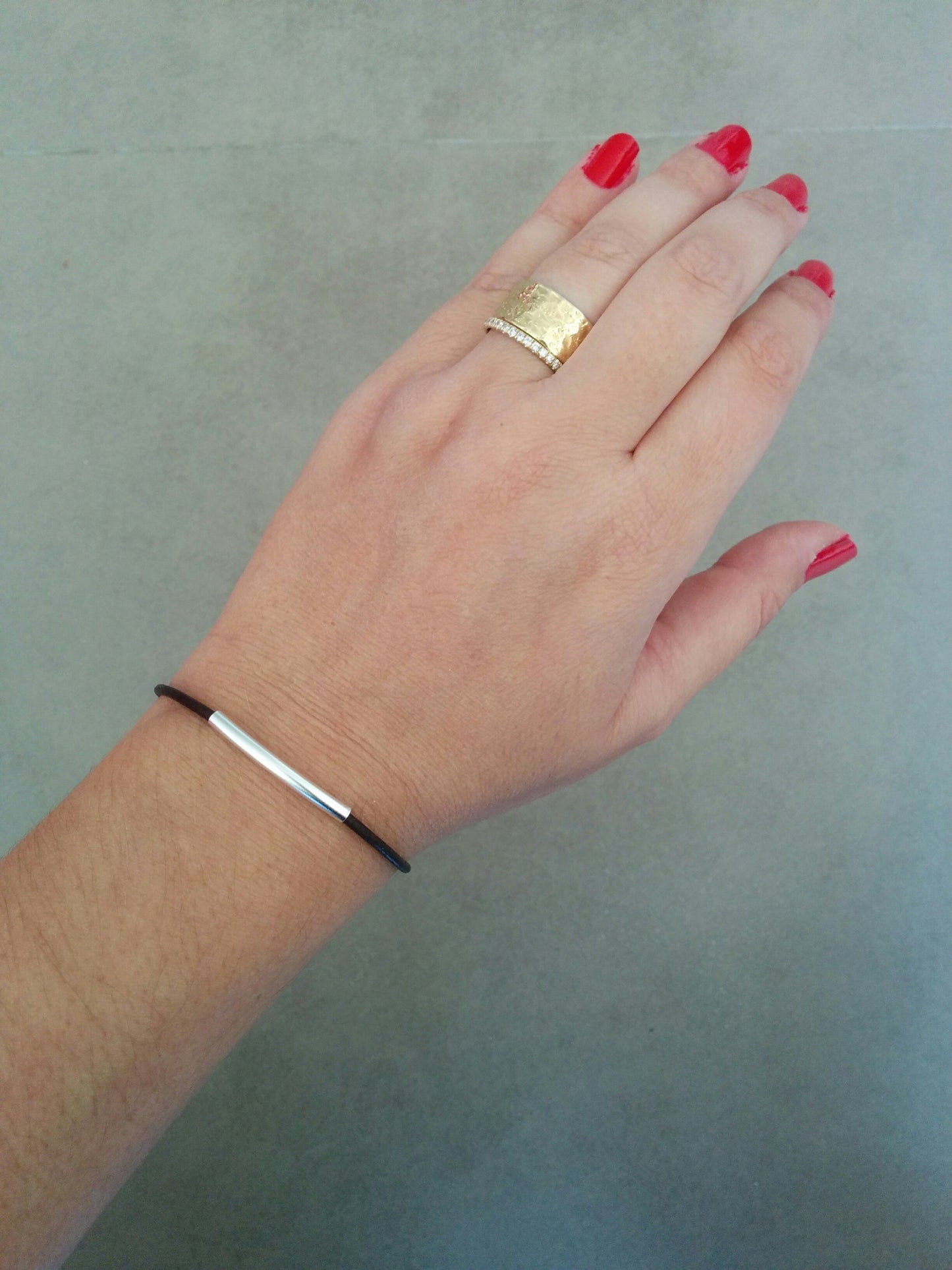 צמיד עור דק וצינור כסף