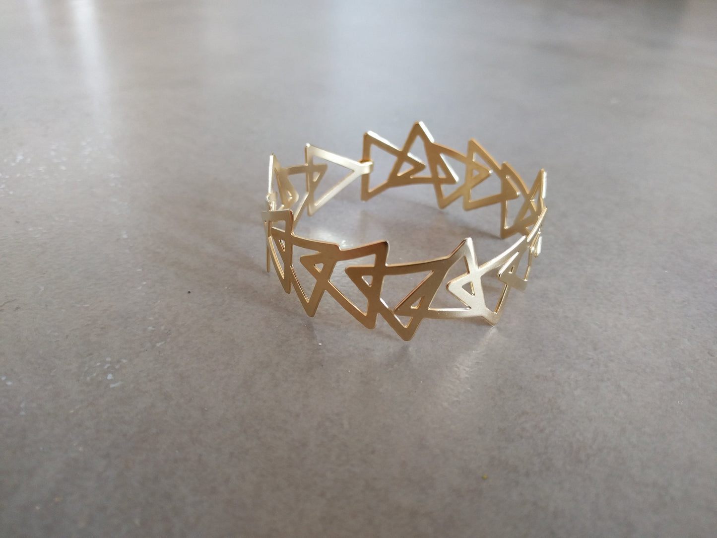 צמיד זהב קשיח | צמיד משולשים גיאומטרי