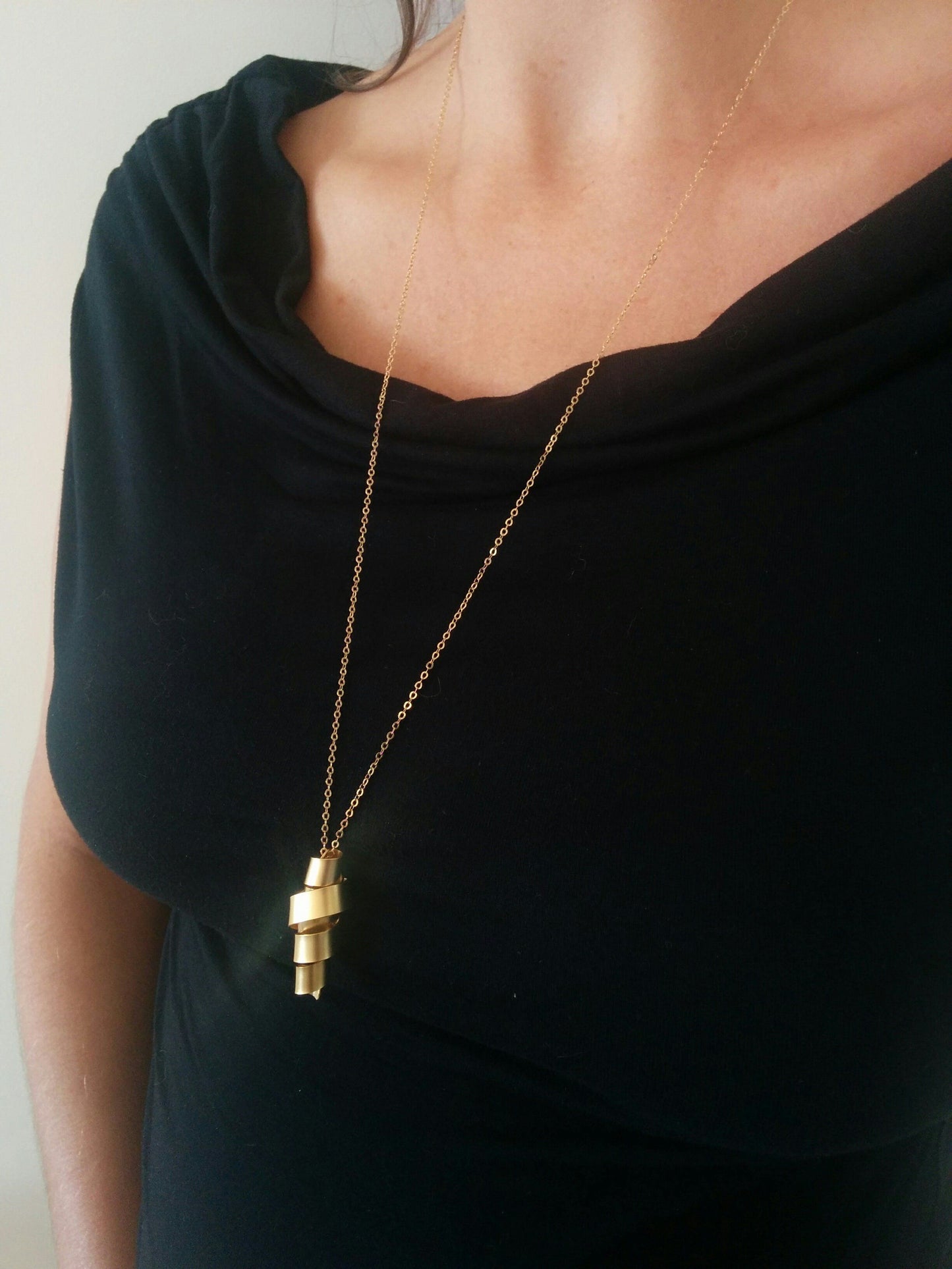 שרשרת ארוכה תליון ספירלה קטן