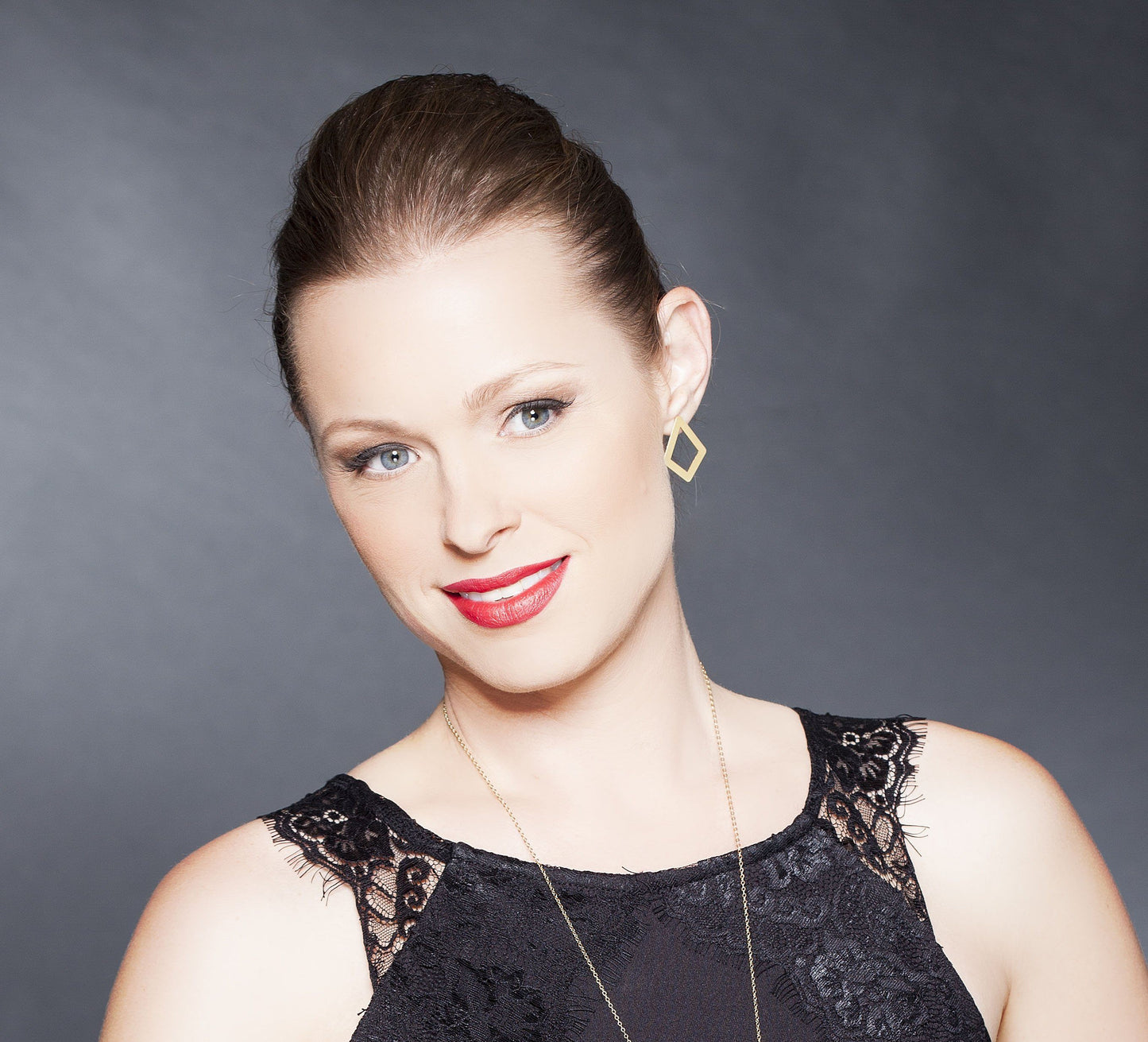 עגילים צמודים מזהב | עגילי מעויינים גיאומטריים