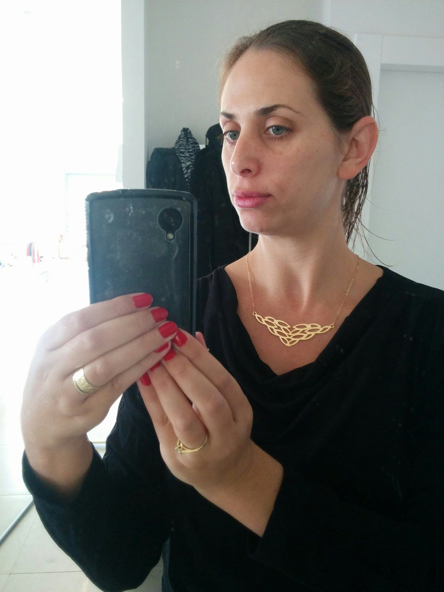 שרשרת זהב ותליון עלים