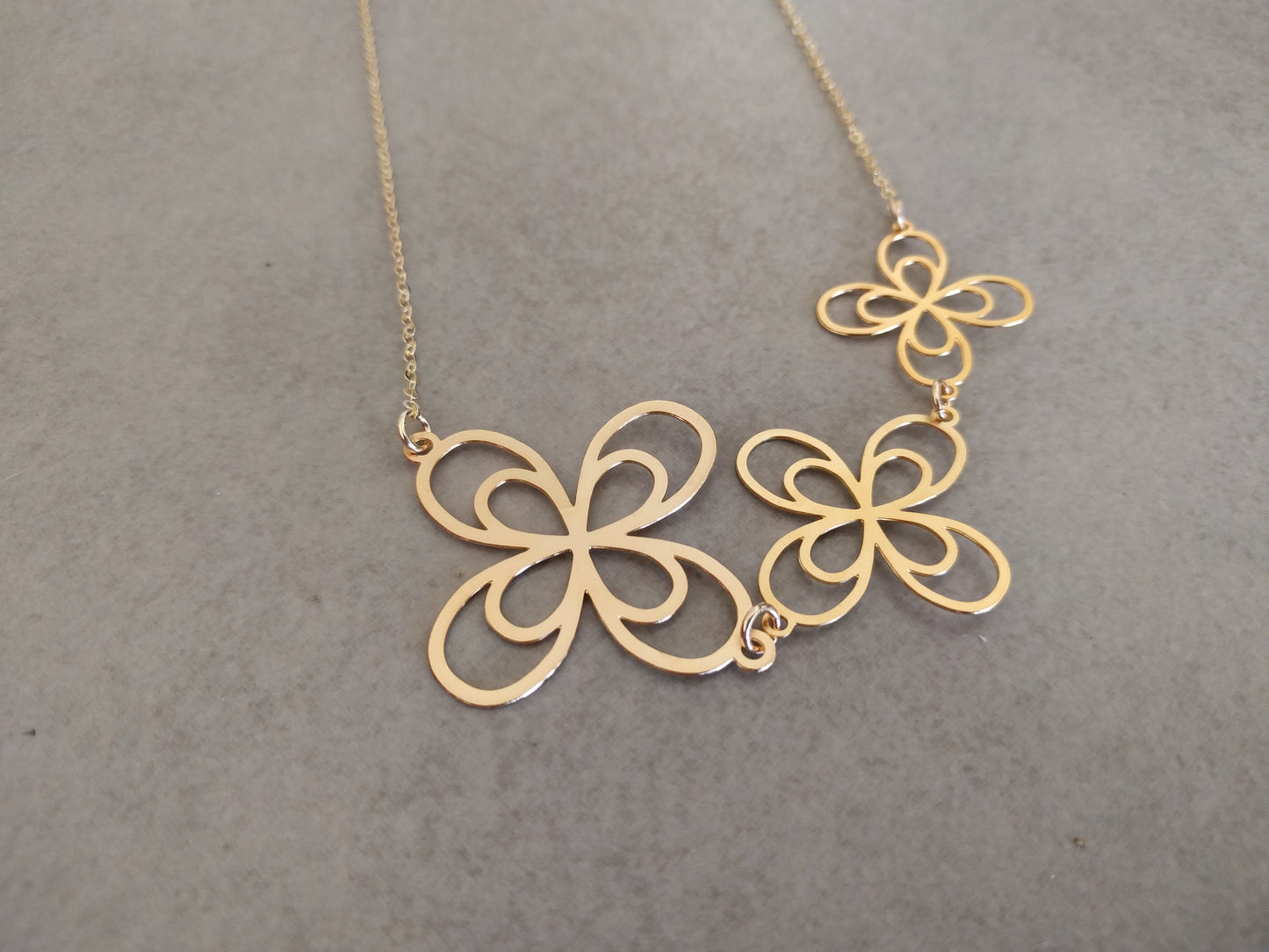 שרשרת תליון פרחים ארוכה א-סימטרית