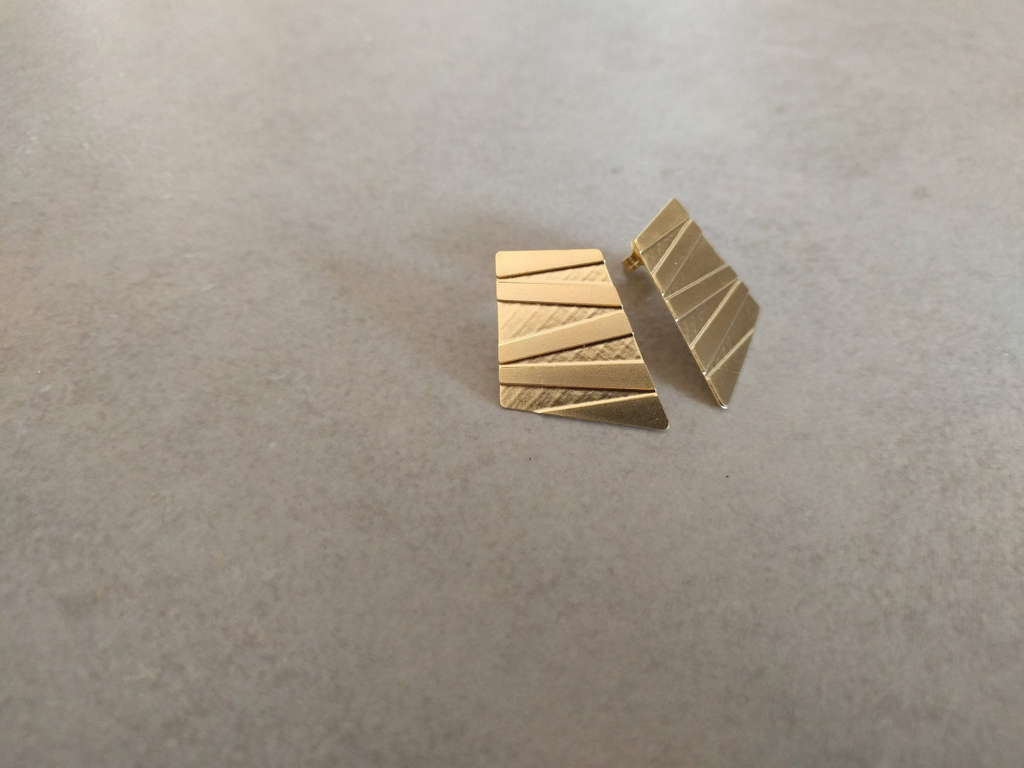 עגילים צמודים מזהב | עגילים גיאומטריים מעויין