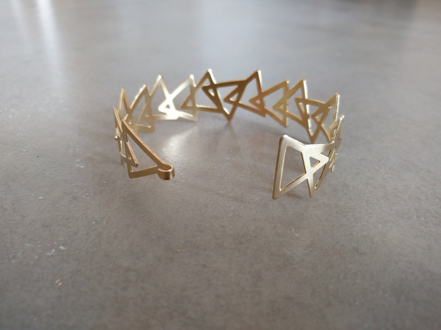 צמיד זהב קשיח | צמיד משולשים גיאומטרי