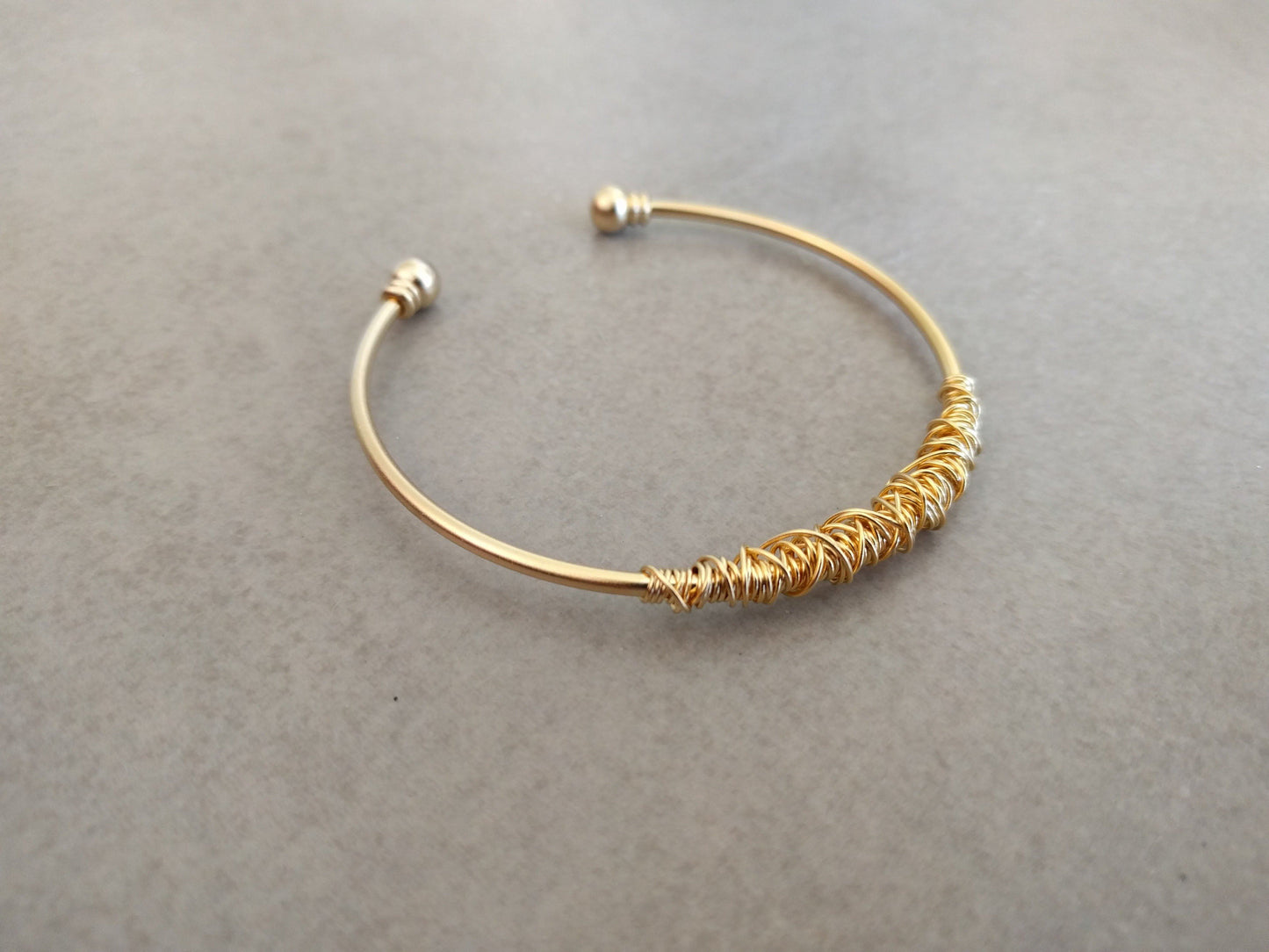 סט תכשיטים לאישה | שרשרת עגילים וצמיד