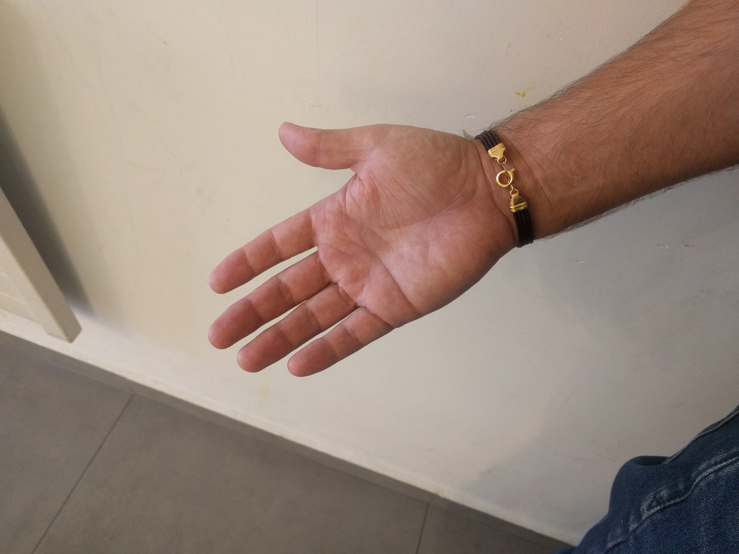 צמיד עור לגבר עם חריטה שני שמות | צמיד עור חום כהה