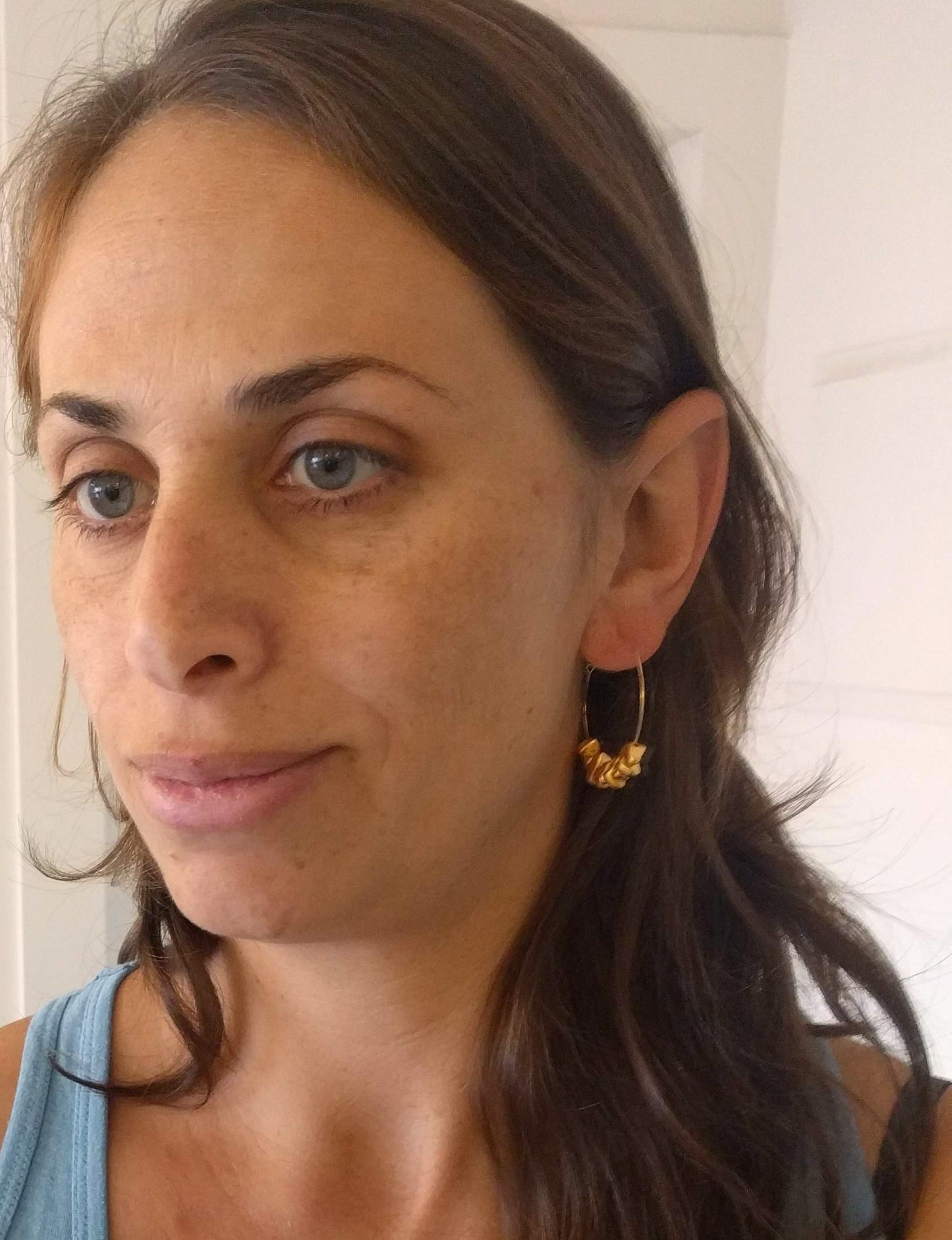 עגילי חישוק גולדפילד עם אבני זהב