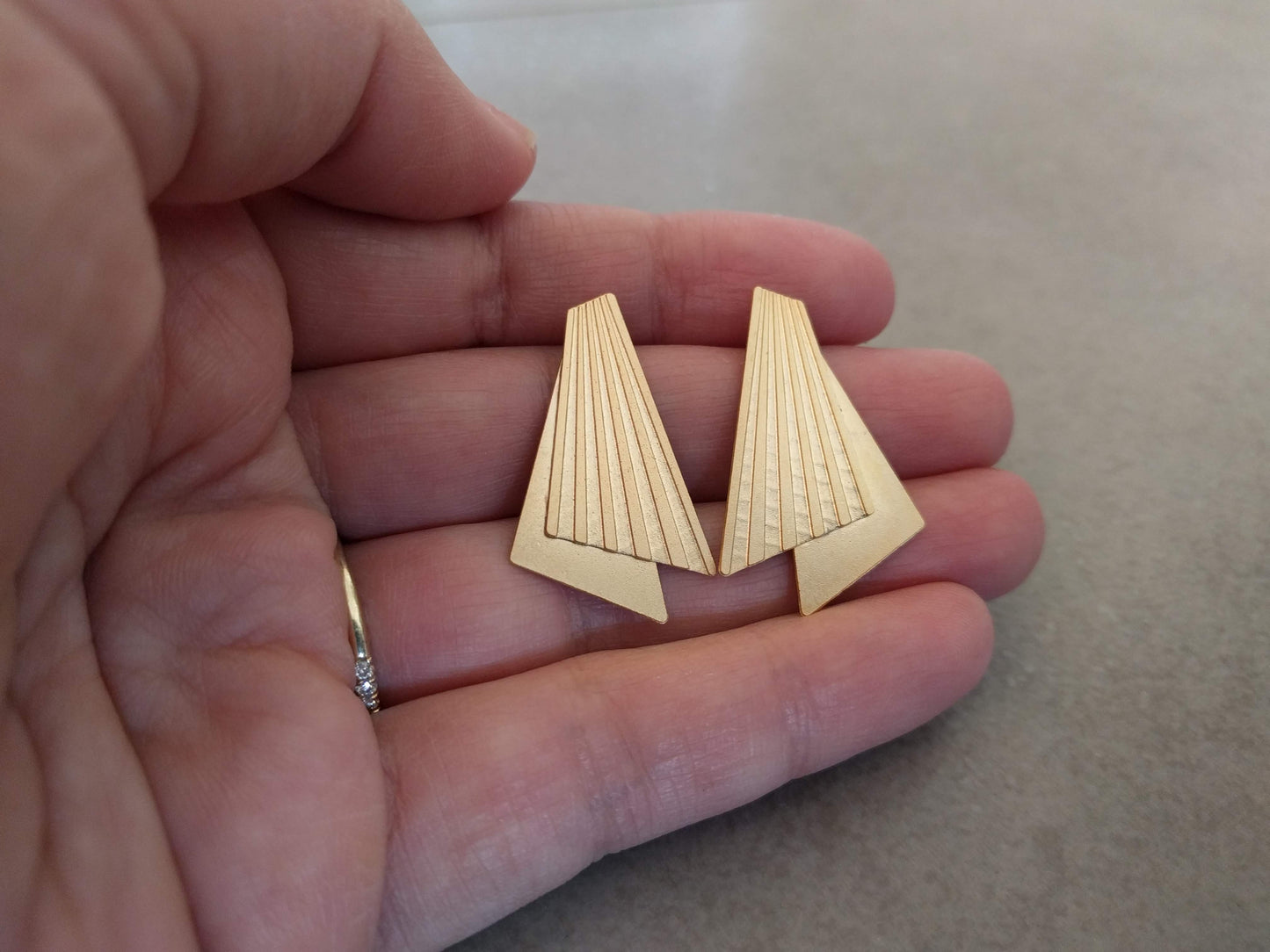 עגילים צמודים גיאומטריים בצורת משולשים מיוחדים מזהב
