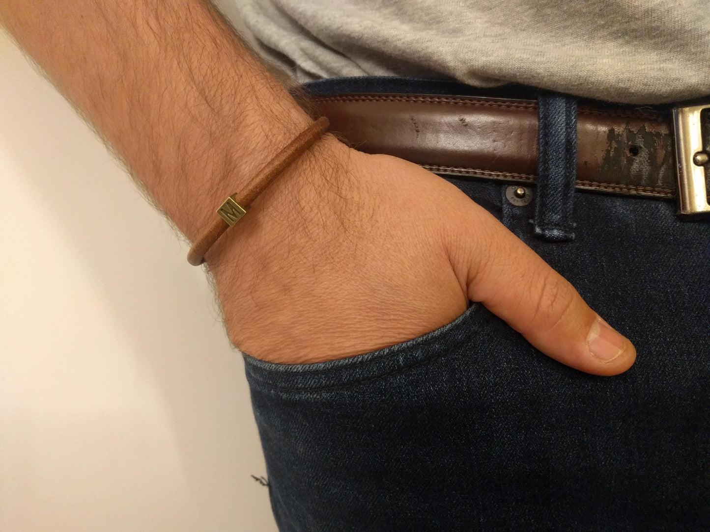 צמיד לגבר | צמיד עור חום עם אות לועזית