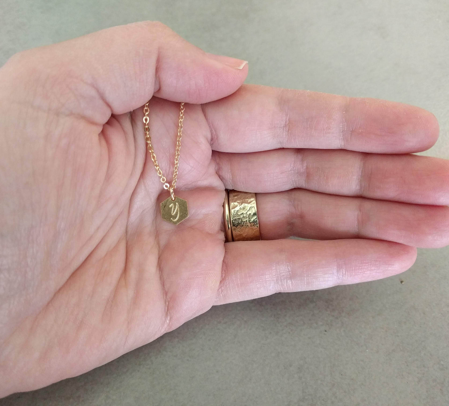 שרשרת תליון אות קטנה