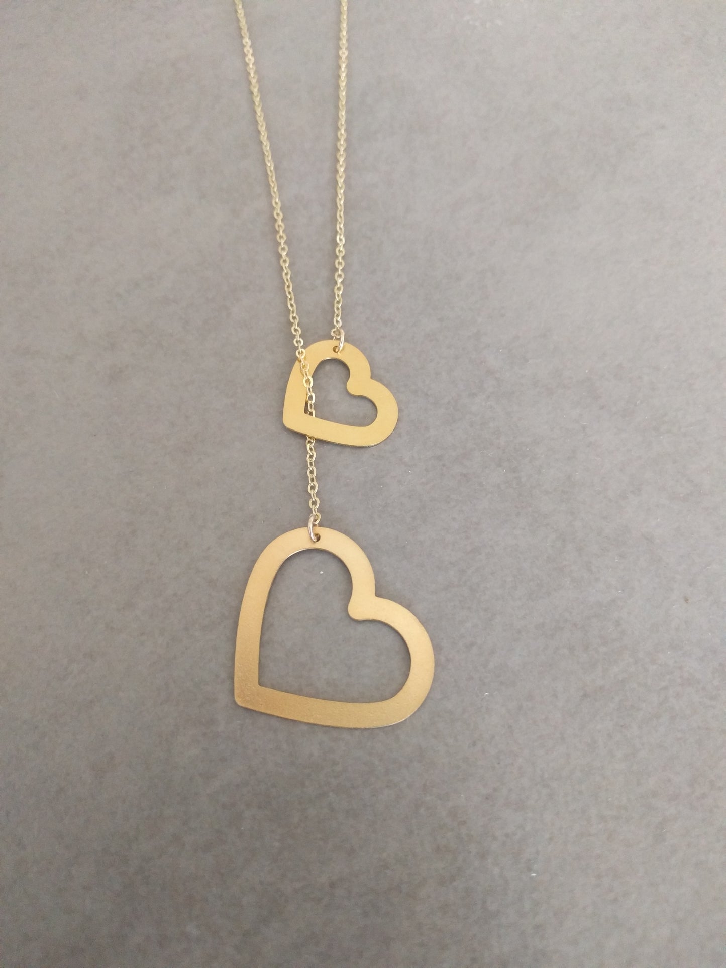 שרשרת ארוכה מזהב עם תליוני לבבות משולבים