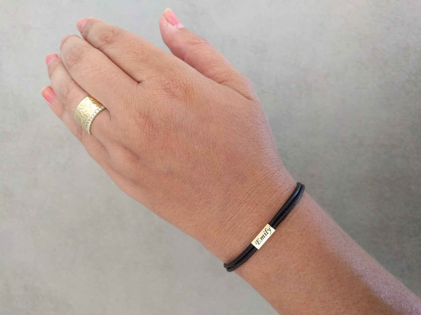 צמיד עור עם חריטה | צמיד שם